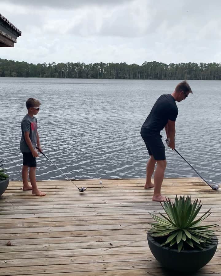 ヘンリク・ステンソンのインスタグラム：「Parenting doesn't have to be hard...make sure you're doing it right🤦🏽‍♂️😂」