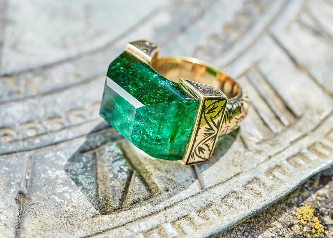ジェイドジャガーのインスタグラム：「Green tourmaine Never ending ring with black enamel in 18k yellow gold.⠀⠀⠀⠀⠀⠀⠀⠀⠀ See the website jadejagger.co.uk for pieces in stock now or email us at sales@jadejagger.co.uk for enquires or gifting advice」