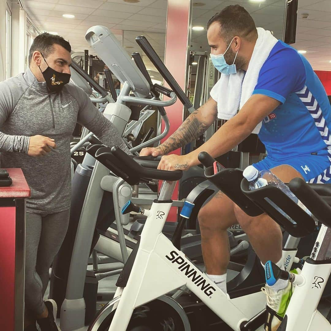 ヘセ・ロドリゲスのインスタグラム：「training 🚲 👍🏽 @nataelcabrera  @joesgymfitnesscenter」