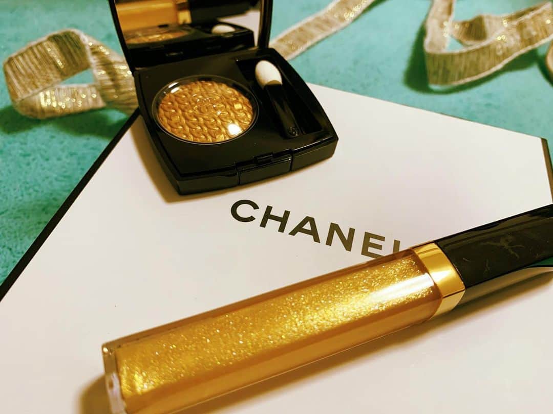 潮みかのインスタグラム：「💛  @chanel.beauty  #gold #chanel #cosmetics   ありがたいなぁ。 大好きCHANELちゃん🖤 じゅたんありがとう。 @juria_kawakami  めっっちゃ使わせてもろております🙇‍♀️  GOLD＋GOLD💛 なんだか、もう、クリスマスだね🎄  #xmas #santaclaus」