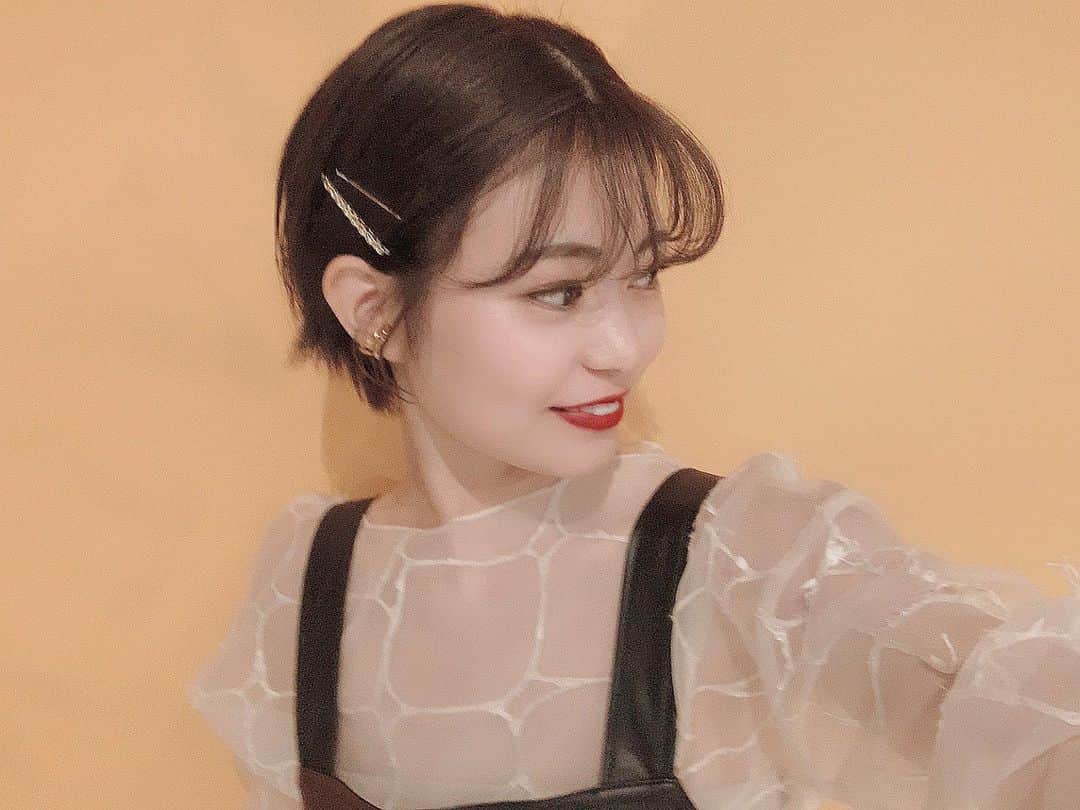 前田亜美のインスタグラム：「. . 髪切ってからアレンジの仕方とか似合う服とか変わってきて楽しい𓂃𓈒𓏸. . . もっとたくさん研究しなくちゃ. . . この写真は @abc_mart_japan  @nuovo_official  の時のだよー🌷. . 出来上がり楽しみだな〜. . #ショートヘア  #ハンサムショート #センターパート」