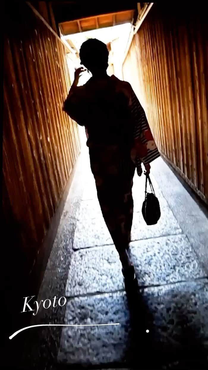 のインスタグラム：「𓅷,  .  着物で#京都街歩き 〜〆  .  実は寒すぎて全身にカイロ 貼っている〆（おすすめ）  .  〜 #京都旅行 #京都散歩道 #京都観光  #JR東海 #京都旅行 #goto京都  #goto旅行 #国内旅行 #着付け #着物レンタル #着物ヘアアレンジ #着物デート #旅行好き女子 #週末旅 #旅行コーデ #着物旅行 #着物コーディネイト #低身長ファッション #低身長女子 #おちびコーデ #低身長コーデ #全身カイロ#kyototrip #kyotojapan #kyototravel #kimono」