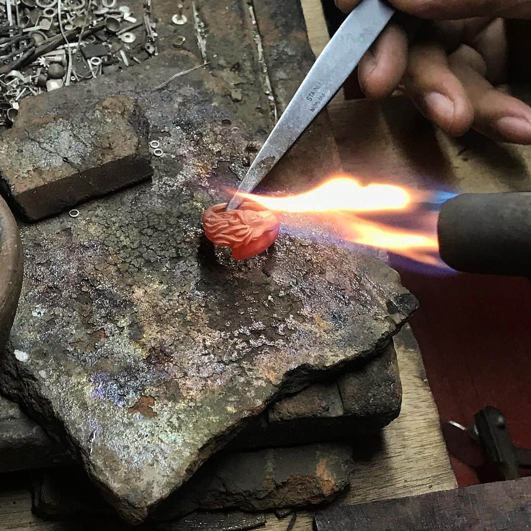 ベックスロックスのインスタグラム：「Firing up Christmas bespoke orders at Putu’s workshop. 🔥 ⠀⠀⠀⠀⠀⠀⠀⠀⠀ “Our bespoke pieces are so much more than a beautiful object, they are purpose driven hand crafted talismans, created by Master Goldsmiths of ancient techniques, they are true reflections of you and your story, to be passed down for generations to come.” @rebeccamannersbespoke ⠀⠀⠀⠀⠀⠀⠀⠀⠀ ⠀⠀⠀⠀⠀⠀⠀⠀⠀ ⠀⠀⠀⠀⠀⠀⠀⠀⠀ ⠀⠀⠀⠀⠀⠀⠀⠀⠀ #sustainableluxury #theartofslow #workbench #ethicaljewelley #culturalpreservation #bespokejewellery #craftsmanship  #finejewelry」
