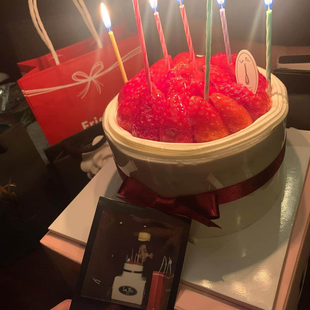 チャ・ユンジさんのインスタグラム写真 - (チャ・ユンジInstagram)「Happy Birthday❤️ 생일축하해주신 모든분들께 너무 감사드리며 12월인 연말에 생일인만큼 한해를 되돌아보네요:) 모두 코로나로 힘든시기인 만큼 비온뒤엔 땅이 굳어져 더 더더욱 단단해질거라 믿어요💕 함께 이겨내자!!!!!!🤟🤟🤟」12月2日 22時33分 - yoooon_g_