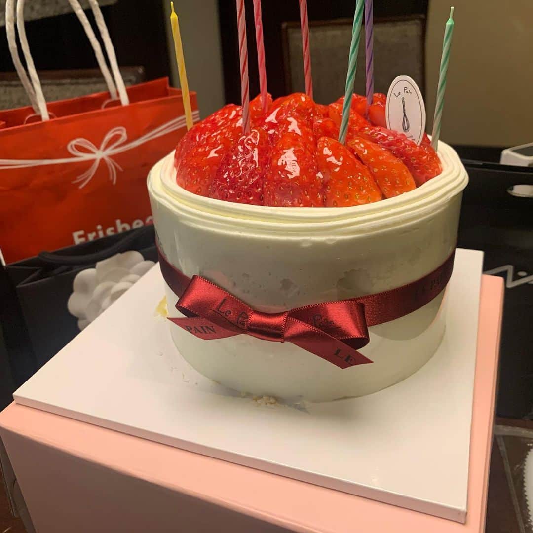 チャ・ユンジのインスタグラム：「Happy Birthday❤️ 생일축하해주신 모든분들께 너무 감사드리며 12월인 연말에 생일인만큼 한해를 되돌아보네요:) 모두 코로나로 힘든시기인 만큼 비온뒤엔 땅이 굳어져 더 더더욱 단단해질거라 믿어요💕 함께 이겨내자!!!!!!🤟🤟🤟」