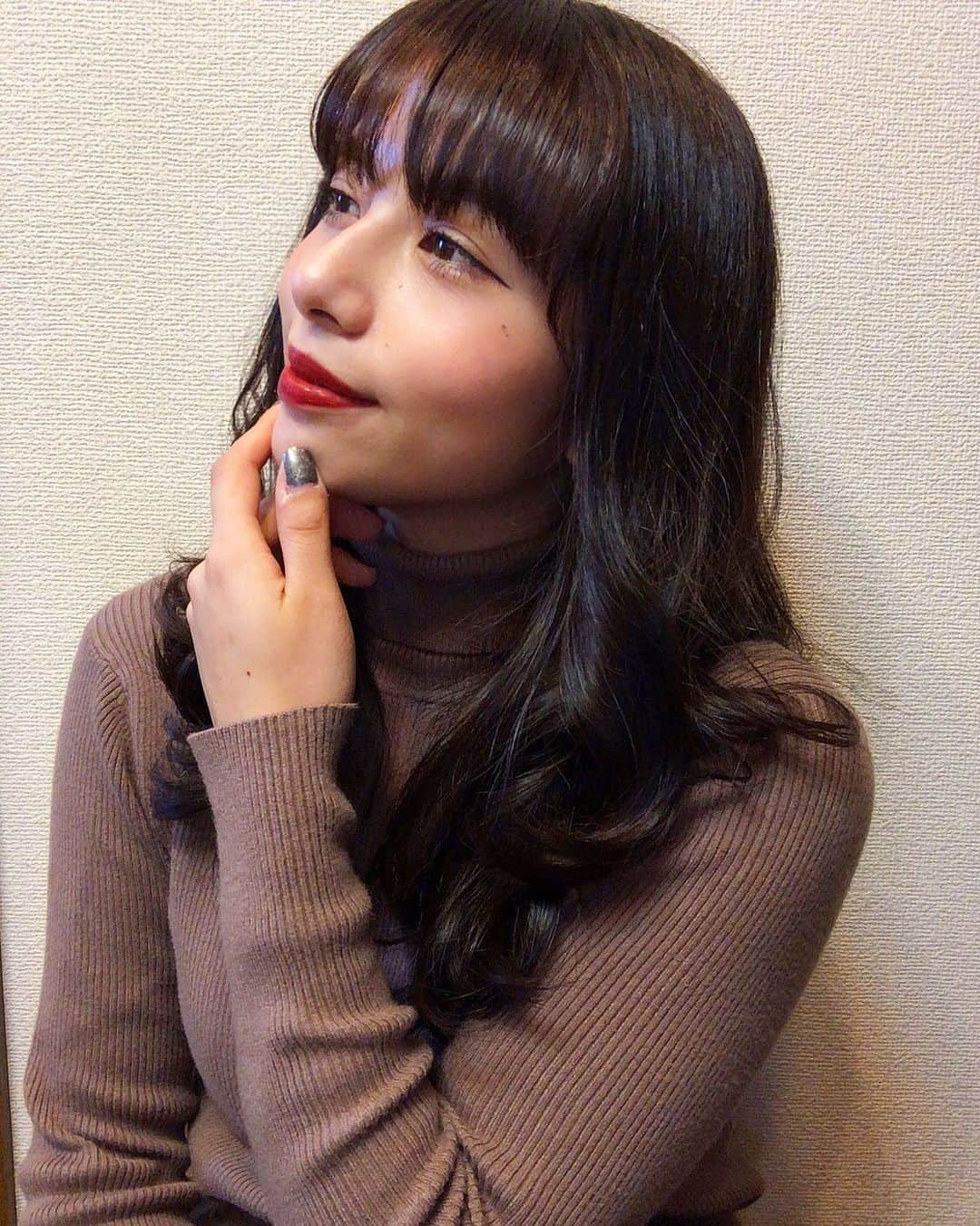 西尾春香のインスタグラム：「. また前髪切りたくなってきた〜✂️ けど我慢我慢😤😤 . #ロングヘア #ヘアスタイル #ヘアカラー #暗髪 #カラー #前髪」
