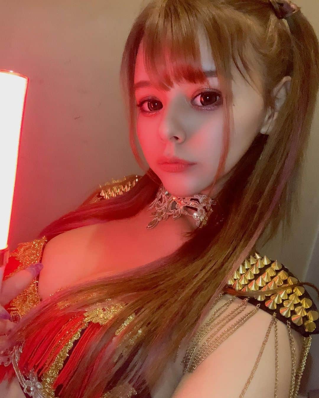 MIAのインスタグラム：「ショータイム、見てくれる人が沢山いた方が楽しいなあ😫 コロナいなくなっちまえーーー . . . . #キャバ嬢 #キャバクラ #歌舞伎町 #すすきの#ミナミ #中洲 #ダンサー  #ショーパブ  #プリティーウーマン #プリティーウーマンみあ #アイドル #フライングゲット」
