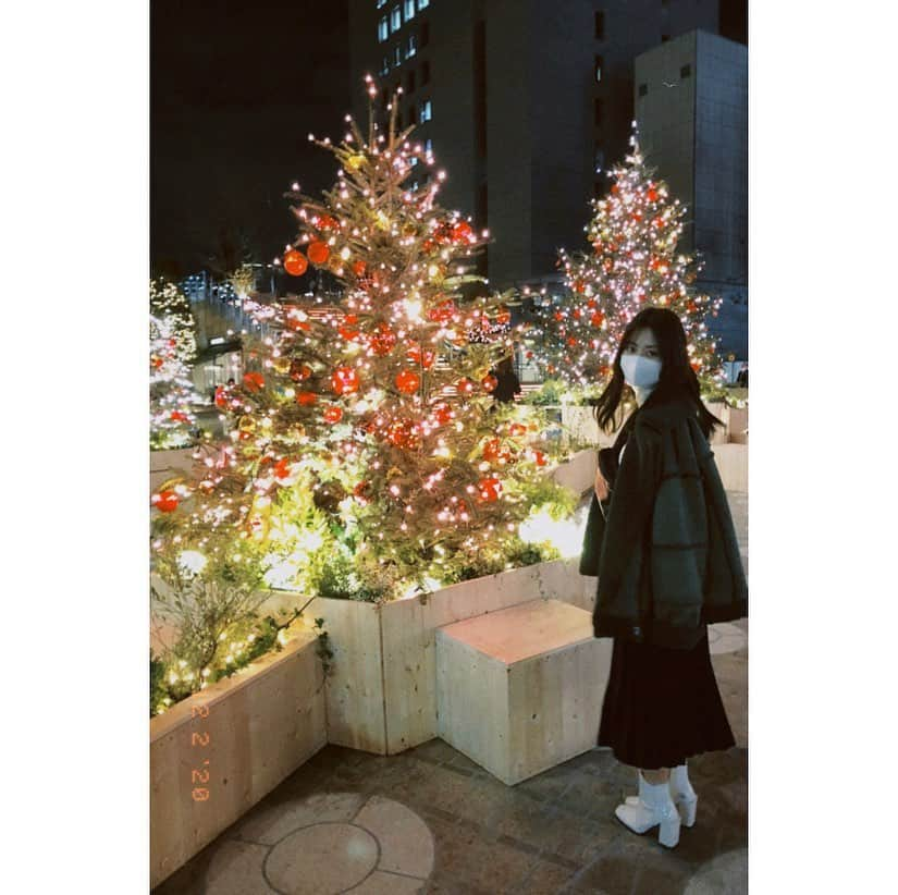 松岡美沙さんのインスタグラム写真 - (松岡美沙Instagram)「🎄 . . 誕生日沢山祝っていただけて幸せでした🌼 メッセージ全て見ましたありがとうございます🥳 . . そんなこんなで気づいたら12月スタートしていました、、 "今年もあっという間。" 毎年言ってる気がするけど、、残り1ヶ月なんてほんとにすぐ終わっちゃうよね🥲 . 今年は最後まで楽しんむだけじゃなく躓いたりいいことあったり、 次につながるように沢山悩んで来年を迎えたいな。((忙しい方が好きだから。← . . 残り1ヶ月も有意義に過ごせますように。 . . . #12月ということで  #クリスマスツリーに挨拶しました　 #🎄 #me」12月2日 22時47分 - matsumisa1129