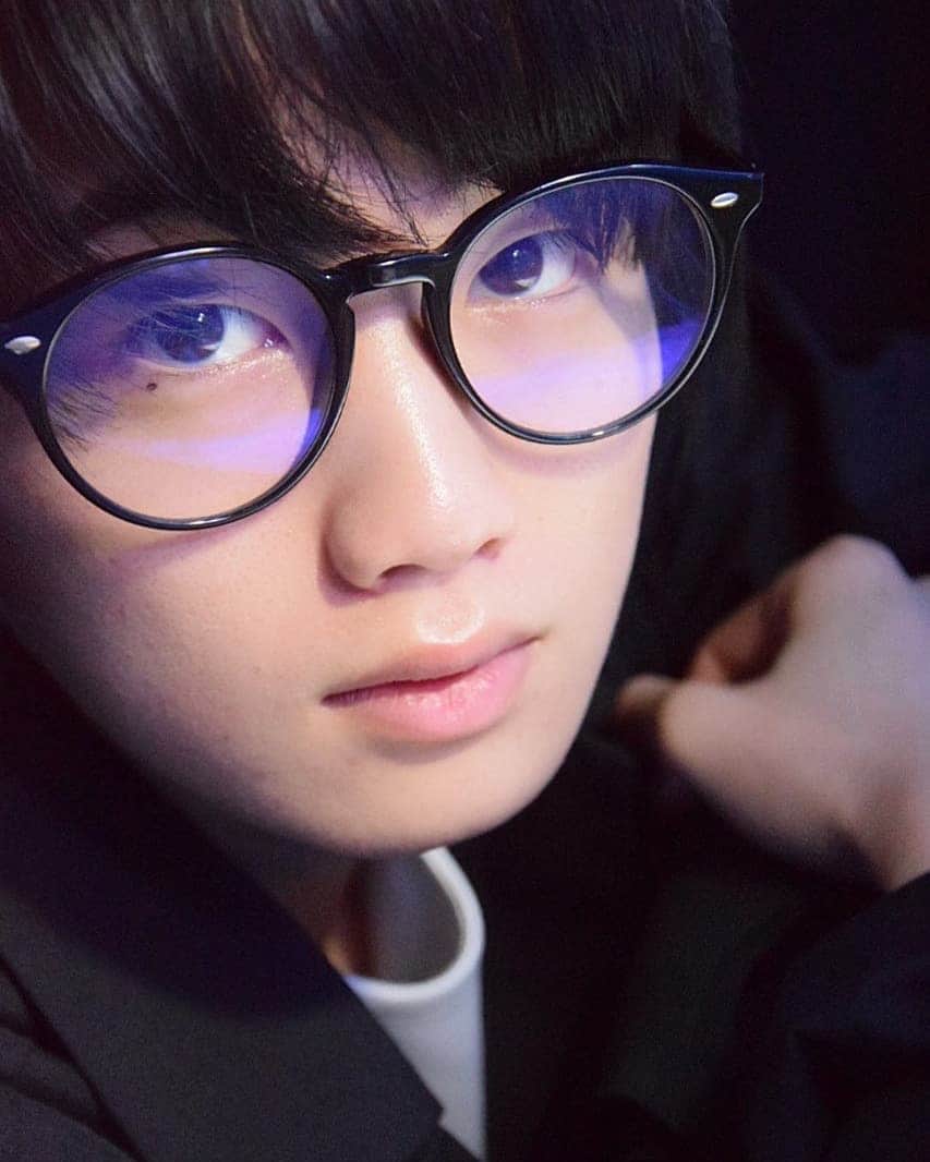 外山将平のインスタグラム：「ちょっと外出るだけで 手がキンキンに冷えてしまう… かなり寒くなりましたね😖  photo by:key #photooftheday#camera#portrait#model#外山将平#役者#俳優#今日の外山#ootd#Nikon#肌#美肌#一重 #写真#撮影#カメラ#ポートレート#ファインダー越しの私の世界#カメラ好きな人と繋がりたい#筋トレ#作品撮り#夏#黒髪#メガネ男子#秋#水族館#伊達メガネ#fashion」