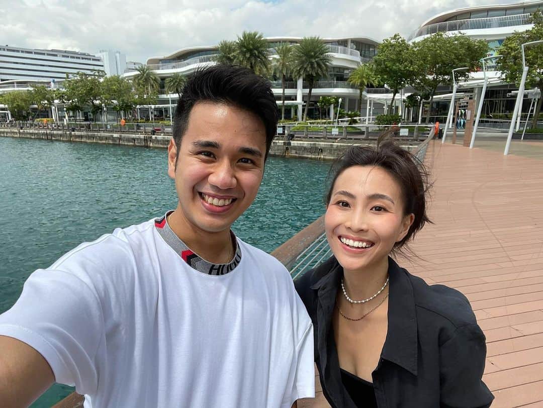 ソニアのインスタグラム：「Letting you in on MORE fantastic shopping deals, this time with VivoCity!! Join us on the Christmas Livestream Fiesta while we dish out the best fashion and beauty tips/deals for the festive season! 🎁  There will be exclusive discounts of up to 70% from stores like @goldheartjewelry, @tangssg and lots more!! There are also attractive prizes to be won! Don’t miss it! Tune into VivoCity’s FB tomorrow night (Thur) at 9pm to join us ♥️  #vivocityxmas @vivocitysingapore」