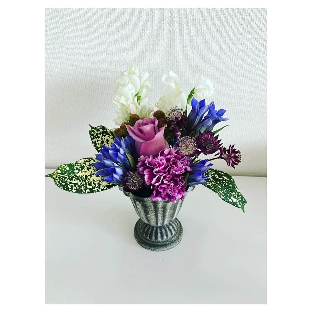 のインスタグラム：「💐 ニットやタイツを出し、 シーツも冬用のボアのものに変えました。 夕食もシチューや豚汁など すっかり冬メニューになったこの頃。 えっ、もう12月？🤯 . #毎年言ってる　#12月 #ついに師走 . #花のある暮らし #花を飾る #花を楽しむ #フラワーベース #フラワーアレンジメント #シャビーシック」