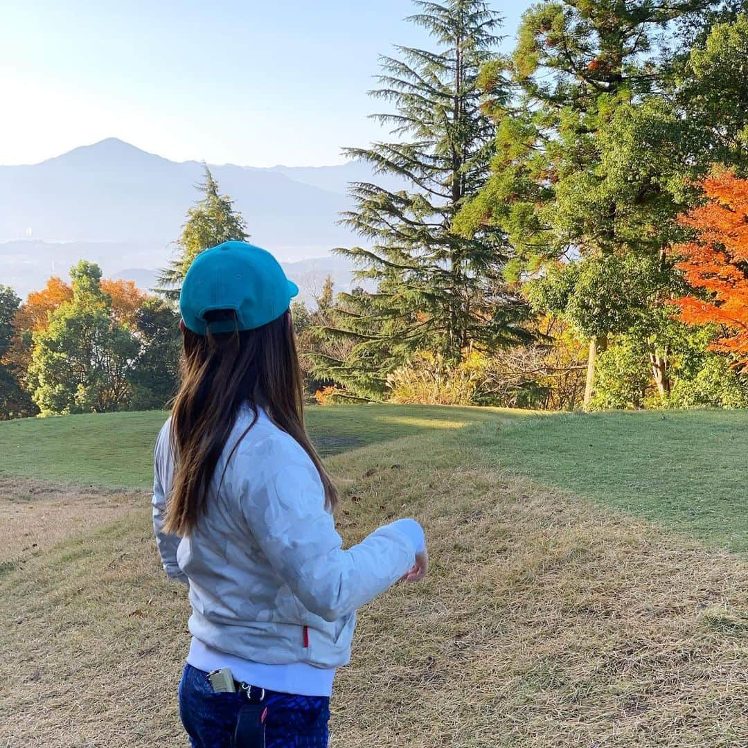 奥山夏織さんのインスタグラム写真 - (奥山夏織Instagram)「先日#ミッションヒルズ　に2週連続で行った時の写真🏌️‍♀️✨ ・ 天気も良くて景色も最高で、寒かったけどそこそこのスコアでした✌️でもまた伸び悩んできているというか、いろんな弱点が毎回違いすぎて心折れそうです笑 ・・・ #ゴルフウェア #ゴルフウェアコーデ #golf #golf女子 #golfcoordinate #golfwear #ゴルフ女子 #ゴルフ女子コーデ #ゴルフ#ゴルフ日和 #ゴルフ好きな人と繋がりたい #🏌️‍♂️‍♀️ #⛳️ #ちゃぉりgolf #インスタゴルフ #インスタゴルフ女子」12月2日 22時43分 - okuyama_kaori