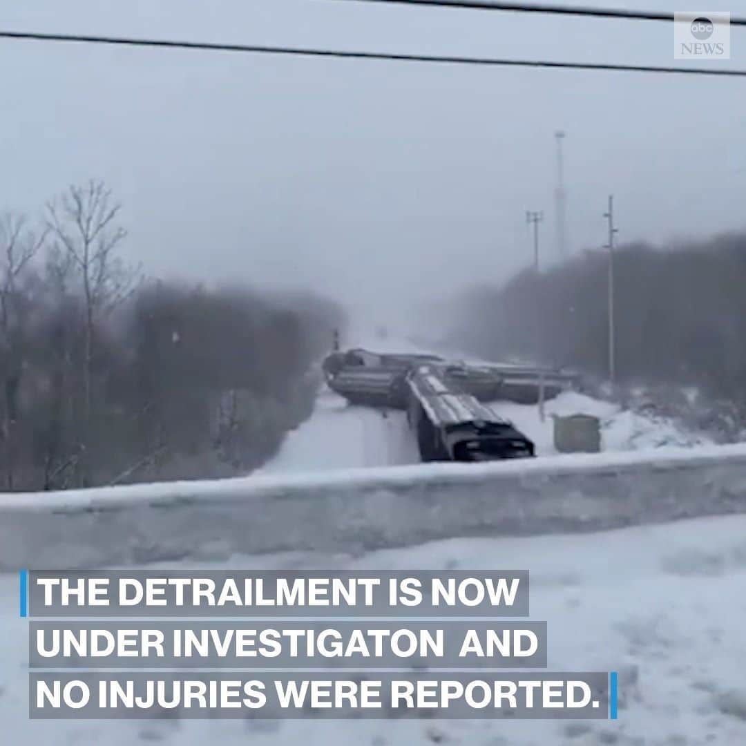のインスタグラム：「TRAIN CRASH: At least 10 carriages derailed and narrowly missed a town’s main electrical feed as winter storms hit northern Ohio. #snowstorm #weather #ohio」