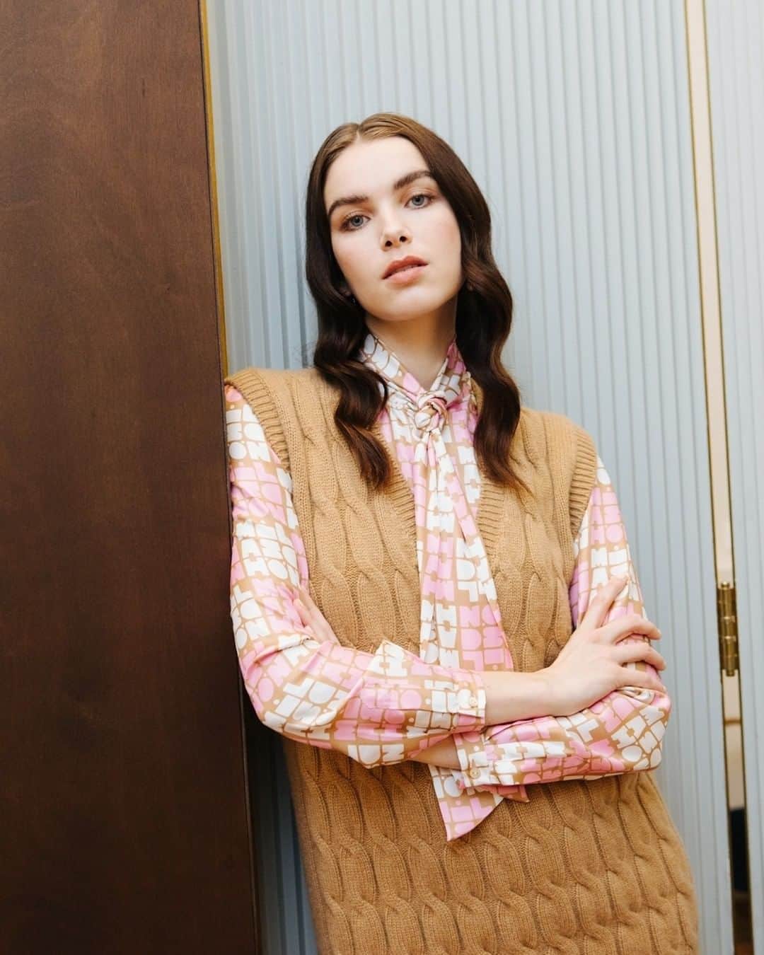 ミラショーンのインスタグラム：「Portrait of a logomania ⠀ ⠀ ⠀ #milaschon #camelcardigan #mylookoftheday #fashioneditorial #camelsweater #camelandpink #logomania」