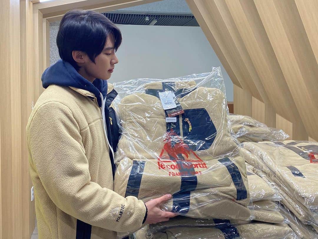 キム・ドンヒのインスタグラム：「@lecoqkorea 에서  영화 ‘너와 나의 계절’ 팀에 추운 날 고생하시는 스탭분들과 배우들을 위해 따뜻한 플리스와 패딩을 선물해 주셨습니다😊  따뜻한 마음과 옷으로 행복하게 해주셔서 너무나 감사합니다. 큰 힘을 받은 만큼 열심히 촬영 하여 좋은 연기로 찾아뵙겠습니다.💙 #르꼬끄 #르꼬끄스포르티브」