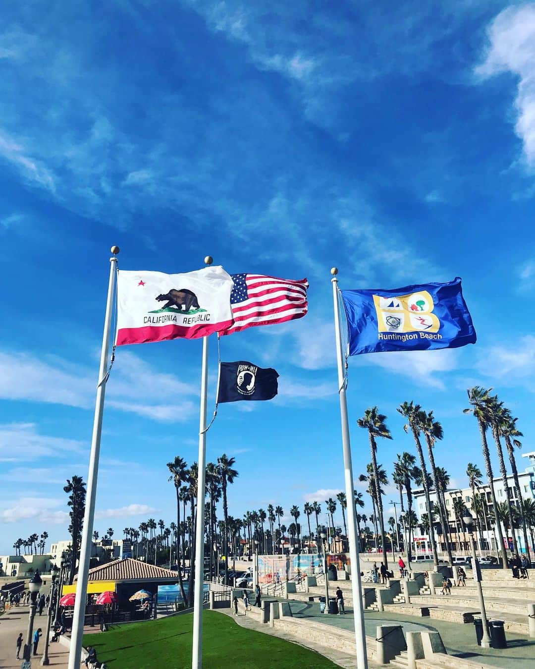 カリフォルニアスタイルのインスタグラム：「Huntington Beach Pierにたなびく4枚のフラッグ。 アメリカ合衆国、カリフォルニア州、ハンティントンビーチ市に加え、黒いPOW-MIAは戦地の兵士を気遣う意味合いのモノ。  #californiastyle #california #huntingtonbeach #surftown #flag #surfcity #powmia #oc #orangecounty #lightningmagazine #lightningjapan #カリフォルニアスタイル #カリフォルニア #ハンティントンビーチ #フラッグ #星条旗 #starsandstripes #カリフォルニア工務店 #ライフスタイル不動産 #ライフスタイル #bluesky」