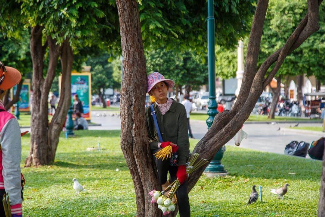 Shunsuke Miyatakeのインスタグラム：「A woman getting sick of selling incense sticks + lotus」
