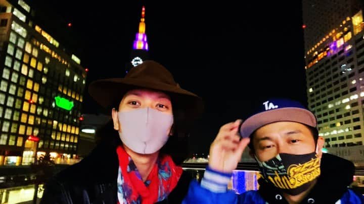 Kuboty のインスタグラム：「おれのイチオシギタリスト、CHOJIくんのイベントに出演するので、お知らせです🎥  また絶賛配信中のKubotyのアコースティックインストアルバム『おやすみ、またあした』に収録されているクボオリジナル曲の2,4,6,8,10曲目はJASRAC信託していないので使用料なしでYouTubeやら動画やらに好きなだけ使ってもらって大丈夫です、僕を知っていて使う人は一言DMくれたらもっと嬉しいです🥺  こんな感じで動画に添えるだけで雰囲気出て最高ですよね、この曲は2曲目の『雨のあしおと』です。  『おやすみ、またあした』の配信リンクは僕プロフィールに貼ってあります🌃  それでは以下CHOJIくんのイベントの詳細です💁‍♂️  CHOJI presents"GOOSE BUMPS"  2020.12.4（fri）19:00視聴開始  https://www.staglee.com/events/5117/ チケット代金¥2,000（税込）  ※12月4日15時までチケット購入可能。 ※生配信後、12月6日まで視聴可能。 ※視聴方法など、お問い合わせは Good Stock Tokyoまで。 03-6451-7396 https://goodstock-tokyo.com  STARRING Choji（I DON'T LIKE MONDAYS.） Kuboty 大山聡一（BRADIO） 芳賀義彦（Walking Down By Low） 三澤勝洸（パスピエ）」