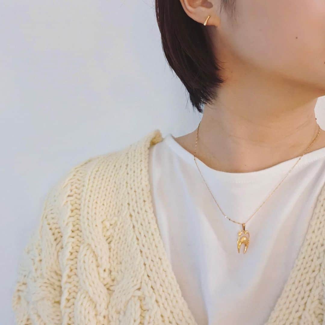 のインスタグラム：「母から譲り受けた18金の猫ちゃんチャーム🐱 @umejewelry_official のK18チェーンネックレスにつけてみた。  可愛い😚😚」