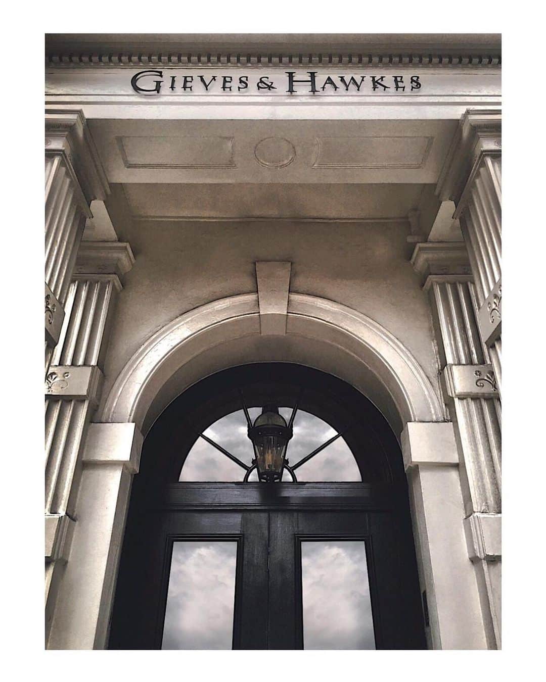 ギーブス&ホークスのインスタグラム：「We are delighted to re-open our doors today at No.1 Savile Row.   Opening times:  No.1 Savile Row  Monday - Friday: 12pm - 7pm  Saturday: 12pm - 5pm   Bath  Monday: Closed  Tuesday - Sunday: 11am - 5pm  Chester  Monday: Closed  Tuesday - Sunday: 11am - 5pm   Birmingham  Monday: Closed  Tuesday - Saturday: 12pm - 6pm Sunday: 11am - 5pm   Winchester  Monday: Closed  Tuesday - Sunday: 10am - 4pm   #GievesandHawkes #No.1SavileRow #London」