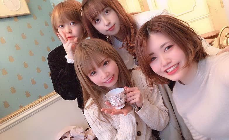 姫宮まほれさんのインスタグラム写真 - (姫宮まほれInstagram)「☕️prinsess aftarnoon tea🎀 みんなと写真編♡  お部屋の中の家具や茶器もひとつひとつが可愛かった🐰🎀  #アフタヌーンティー #aftarnoontea#japanesegirl  #女子会コーデ#自撮り女子 #インスタ女子と繋がりたい #撮影会モデル」12月2日 22時58分 - mahore07