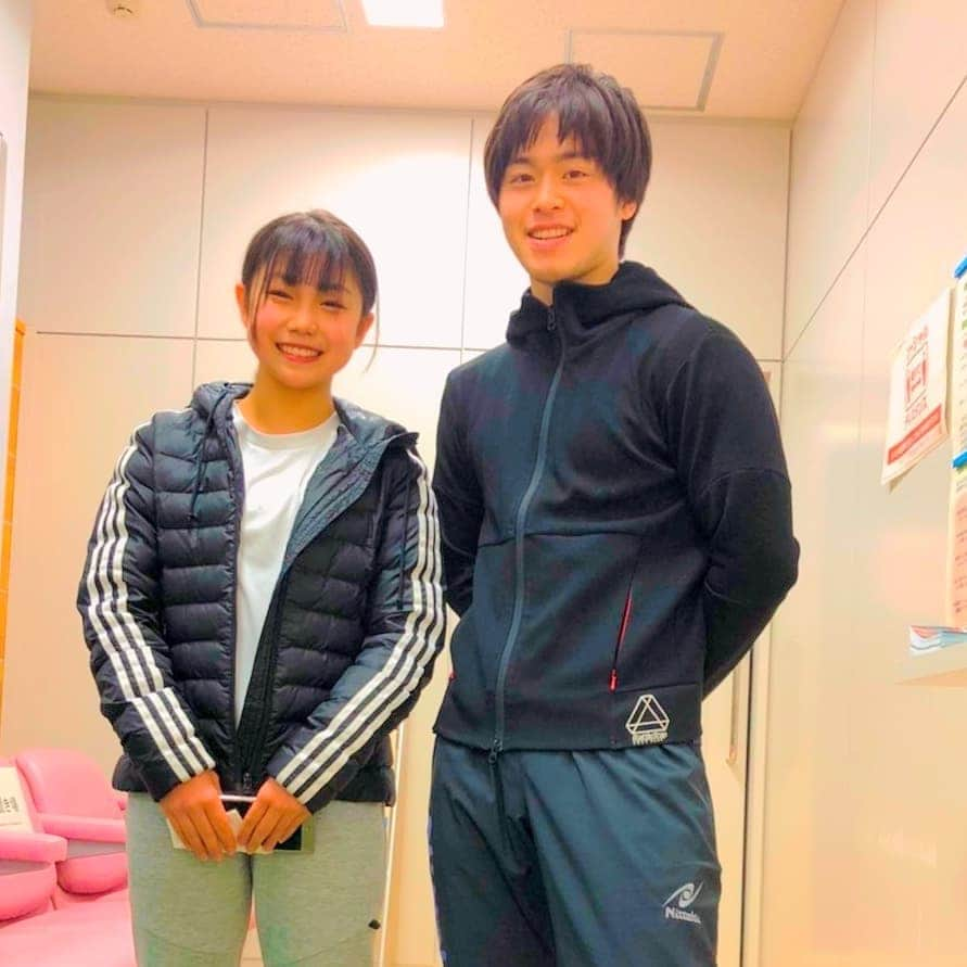 畑崎李果のインスタグラム：「卓球の森薗選手にお会い出来ました☺️ とても優しく、面白い方でよく話しかけて下さり、お互い怪我をしている事から、共通点があり、話しやすかったです、´`* 毎回会う度元気づけてくれるので、私も今できる事から頑張り、今活躍している人達を見習いながら勉強しないとですね！🤔 逆に皆さんを元気づけられる、一緒に楽しめる様な演技が出来るようにがんばりますね(｀・ω・´)ゝ  #森薗さん #卓球 #スケート #スポーツ」