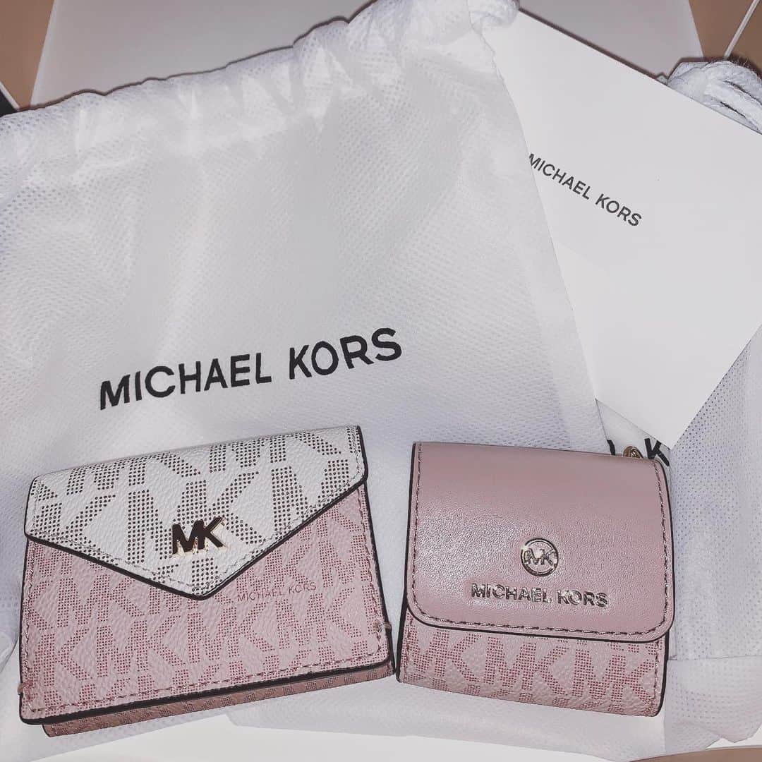 小桃音まいのインスタグラム：「👛. . ミニ財布とAirPodsケース. おそろいにしました❤︎. . 数ヶ月悩んでやっと買ったよ〜. . ロゴがMKなのでずっと. イニシャルおんなじ！って運命感じてて笑. 初めて買えてすごく嬉しい、❤︎.」