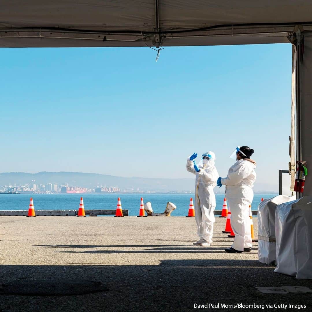 のインスタグラム：「Healthcare workers wearing personal protective equipment wait for patients at a  new Covid-19 testing site in San Francisco, California as cases surge. #sanfrancisco #covidtesting」