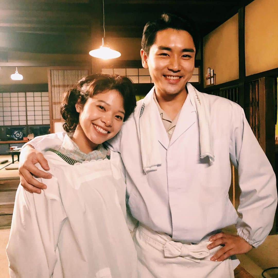 岸井ゆきののインスタグラム：「少年寅次郎が帰ってきます。 あさっての12/4と翌週の12/11、夜10時からNHK総合で #少年寅次郎スペシャル ぜひ観てくださいね🐅🍡 みんなが同じ思い出を持ってあの日々を振り返りながら台詞を出せるのは幸せなことです。 もっとつねを生きていたかったけど、もういちど同じ役を演じられること自体あまりないですからほんと、ご褒美みたいな現場でした✨ ありがとうありがとうー！くるまや！光子さん！平造さん！正吉さん！おいちゃん！寅！さくら！みんな！また会えるもんだね お楽しみに、です。 なんだか今回は、写真を撮るという行為をほとんどすっかり忘れてました。 奇跡のおいちゃんとのツーショット📸 #少年寅次郎 #少年寅次郎スペシャル #井上真央 #毎熊克哉  #きたろう #泉澤祐希  #岸井ゆきの」