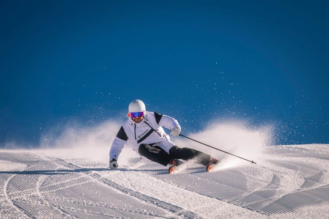 テンソンのインスタグラム：「Winter season is upon us! Turn in to Tenson.com and find the new winter ski collection! ⁠🗻💥⁠ Skier @priestkolibri⁠ Photo @domebenbichler⁠ ⁠ #tenson1951 #theswedishoutdoorbrand #awayofliving」