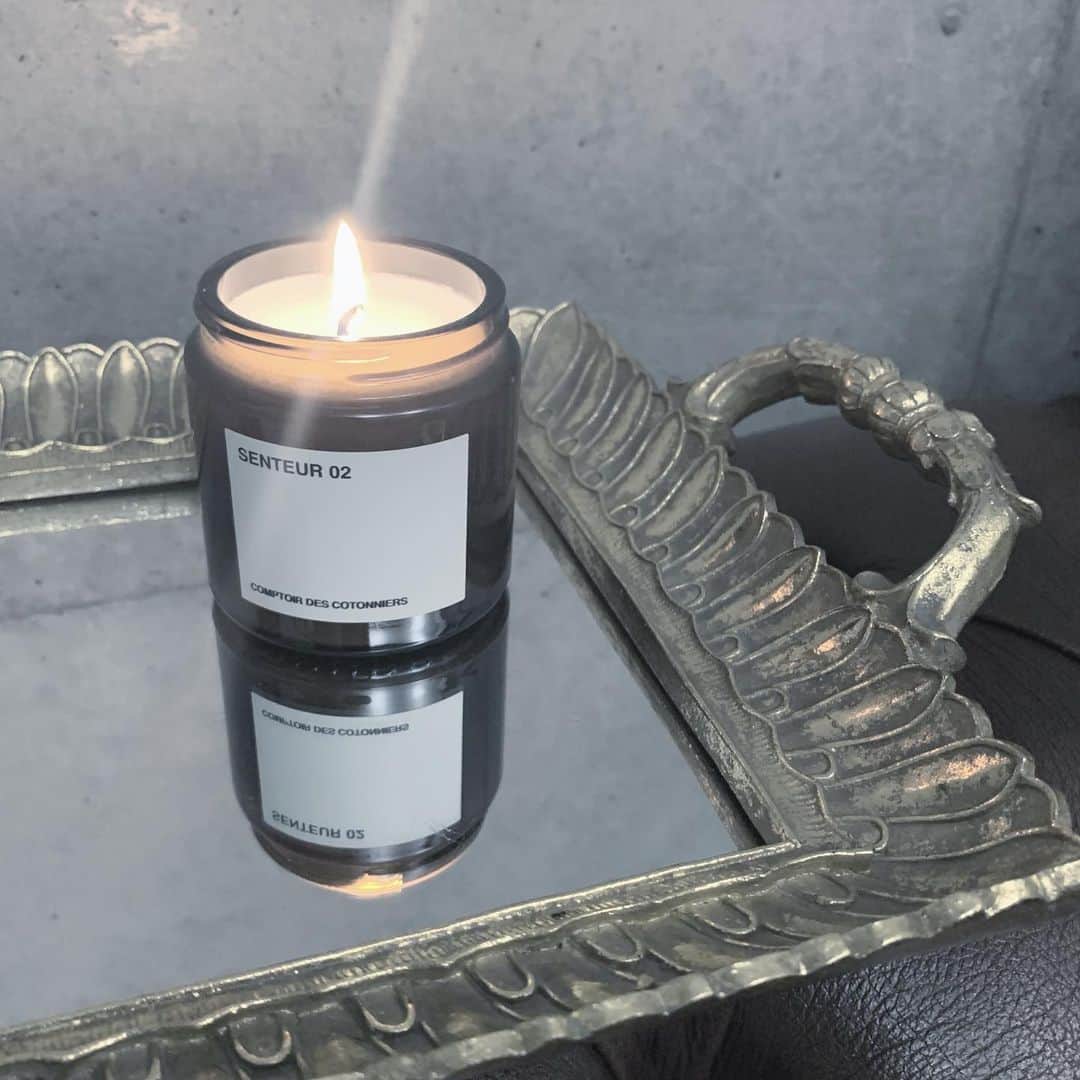 岸本佳子さんのインスタグラム写真 - (岸本佳子Instagram)「素敵なキャンドル。ウッディでハンサムな香り。普段自分では選ばない系なので新鮮。めちゃ好きです🌲  #scent #candle #comptoirdescotonniers」12月2日 23時01分 - yoshico_kishimoto