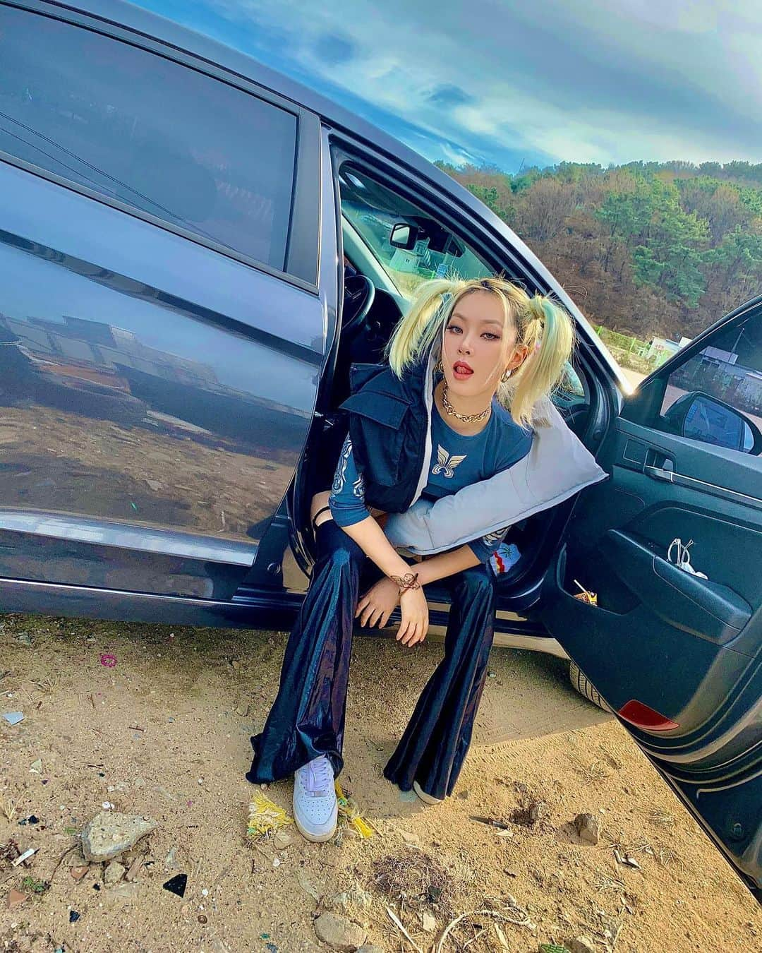 SAY さんのインスタグラム写真 - (SAY Instagram)「LET ME PARK IN UR AREAAAAA...🐉 💄💇🏼‍♀️📸 by @o_zut & jacket from @pipe_worldwide」12月2日 23時07分 - saayworld