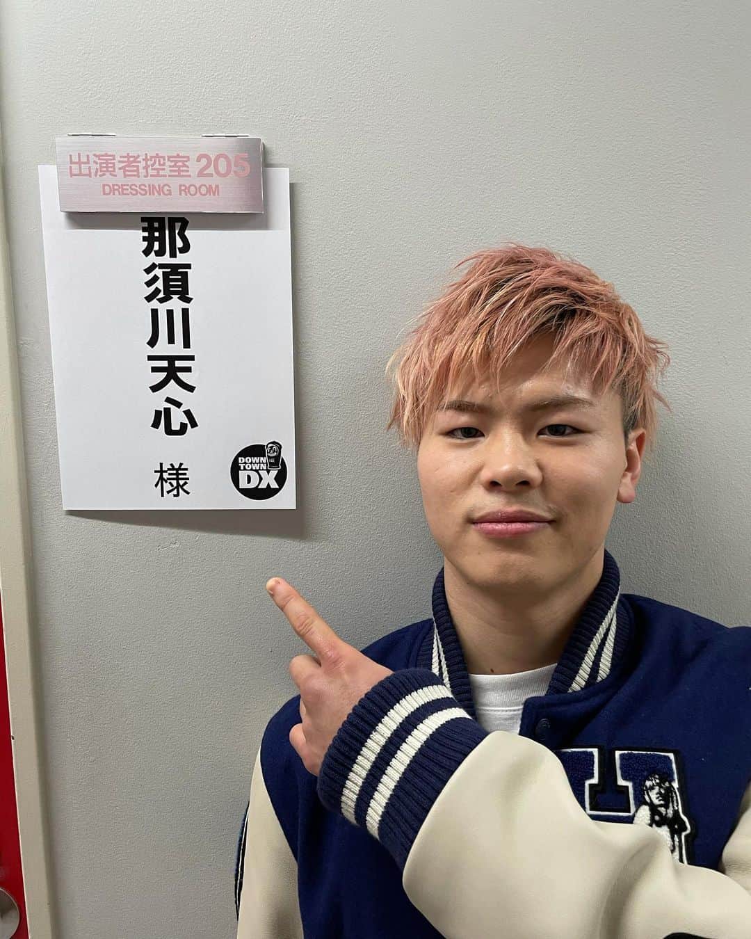 那須川天心さんのインスタグラム写真 - (那須川天心Instagram)「明日12月3日よる10時から 日本テレビ ダウンタウンDXに 出演します！！ 熱湯風呂に、、、、入りました、、、笑 やばいですよね。笑笑　みてね🤣 #ダウンタウンDX #熱湯風呂 #くそあつい #メイクさんに #髪の毛あそばされた #たまにはいいね」12月2日 23時08分 - tenshin.nasukawa