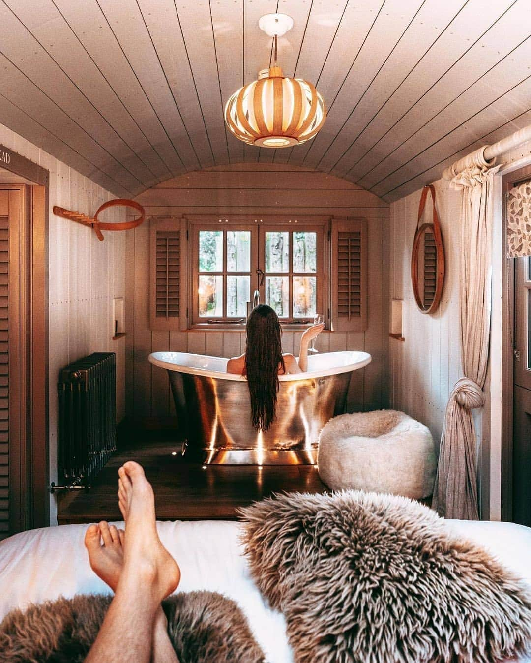 BEAUTIFUL HOTELSさんのインスタグラム写真 - (BEAUTIFUL HOTELSInstagram)「Keep calm, stay cozy, and escape to the Cotswolds.🏡 Huts at the Fish Hotel are nestled within the 400-acre @farncombeestate with stunning forest views, perfect for a staycation for two! 😍  Stay warm by the fire, enjoy indoor and outdoor tubs, and have utter privacy, for a romantic and rustic retreat.🛁   Would you like to stay at @thefishhotel? Add this on your list! 📑  📸 @seachiic 📍 @thefishhotel, Farncombe Estate, United Kingdom」12月2日 23時08分 - beautifulhotels