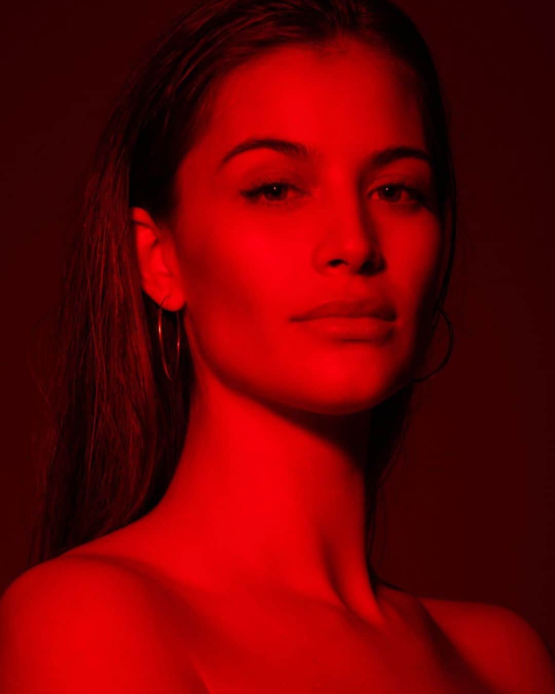 デシレ・コルデロ・フェレールのインスタグラム：「Todo al rojo 🧨  - -  📸 @otcuevas」