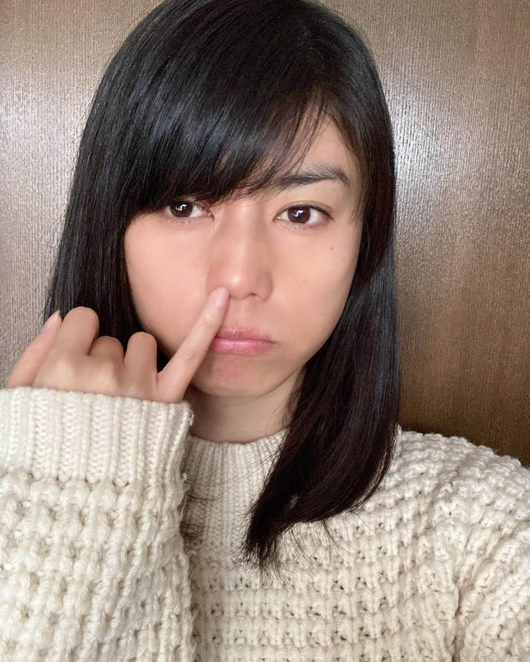 芳野友美さんのインスタグラム写真 - (芳野友美Instagram)「#変なポーズ で失礼しまーす（笑） 乾燥が酷くなってきて、乾燥肌の私はますます水分を失い、鼻の穴が切れました（笑） 毎年大体切れるんだけど、保湿しても薬塗ってもなかなか治らないし、痛いしほんと厄介。」12月2日 23時15分 - yumi_yoshino_1980