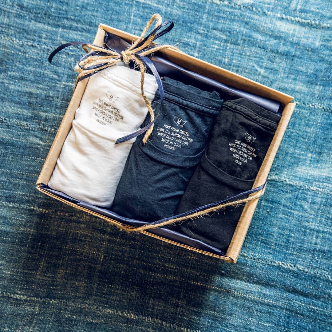 セーブカーキさんのインスタグラム写真 - (セーブカーキInstagram)「SKU American Gift Shop is now available. We have bundled a few essential styles and packaged them in eco friendly kraft boxes. Give a gift that is Simple, Comfortable, Purposeful, and American. . . . . .#savekhakiunited  .#indigolovers  .#shopsmallbusiness  .#madeincalifornia」12月2日 23時23分 - savekhakiunited
