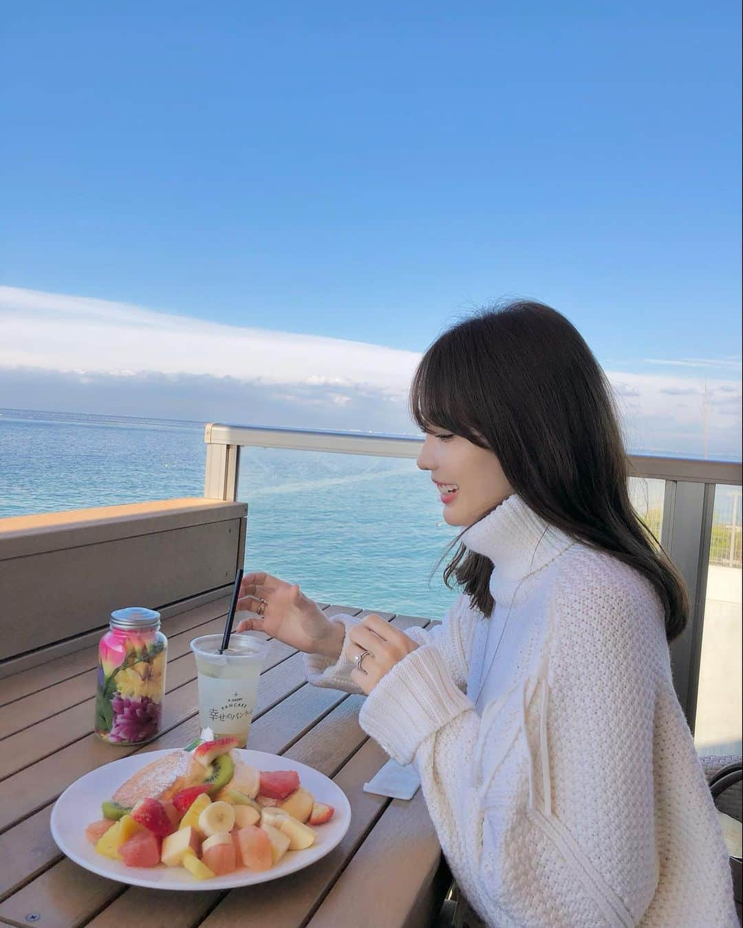 Aoiさんのインスタグラム写真 - (AoiInstagram)「淡路島旅行の記録を載せていきます😚  淡路島に行ったものの、行く場所へ迷ったのでインスタで検索したら #幸せのパンケーキ　ばかり出てきたのでひとまず行ってみました☘️  東京では行ったことないので初めてだったけど ふわふわのパンケーキ美味しかったな🥺❤️  淡路島リゾートという名前だけあって、ほとんどテラス席でしたが 屋根やソファ席もあるし ロケーションも素晴らしくて、これは人気スポットになるはずですね💡 平日のお昼時でしたが少し並んだだけで入れました✨ フォトスポットの天国の階段は、ちょっと混んでたよ🌙  #travel#淡路島#幸せのパンケーキ淡路島 #淡路島カフェ #天国の階段 #淡路島旅行 #淡路島 #観光#cafe#テラスカフェ#おしゃれカフェ」12月2日 23時18分 - aoioa