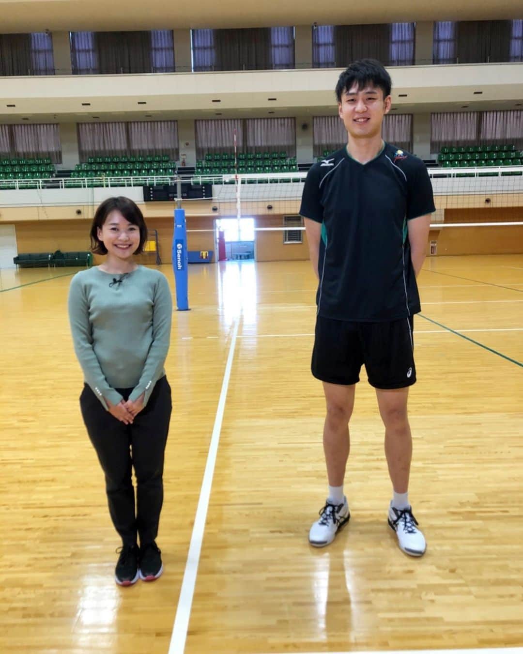 有田優理香のインスタグラム：「あさっての「キニナル」は広島から東京五輪を目指す選手！ＪＴサンダーズの小野寺太志選手を特集します🏐  身長201センチの長身！アナウンス部で1番小さい153センチの私との身長差…😂　さらに、ジャンプしたときの最高到達点はなんと3メートル超え！私の身長の倍の高さを跳ぶハンパない選手なのです！  延期になったオリンピックへ、意識を高く持ち続ける小野寺選手の思いに迫ります✨ 4日のテレビ派18:15〜ぜひご覧ください🙏  #jtサンダーズ #vリーグ　#広テレ中継　#テレビ派　#キニナル」