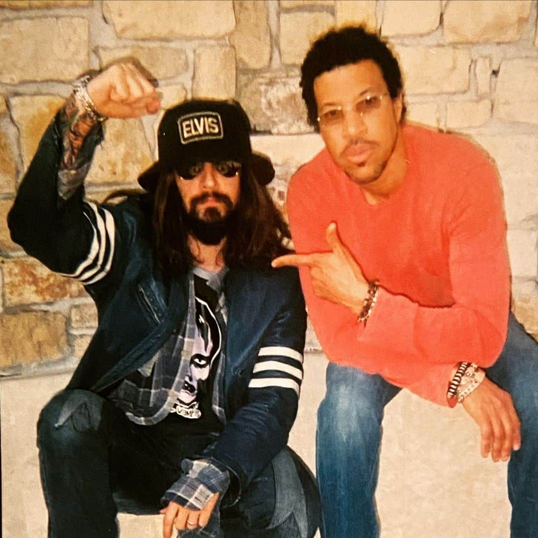 ロブ・ゾンビのインスタグラム：「2003. Hanging with @lionelrichie at his pad in Beverly Hills. I think we were planning our upcoming Tonight Show with jay Leno appearance. We stayed up all night long!  Ha! A very odd collaboration indeed. FYI when recording with Lionel he tells stories and he has the best stories. One in particular involves Waylon Jennings and the recording of We Are The World. Too funny! #brickhouse #robzombie #lionelrichie #houseof1000corpses」