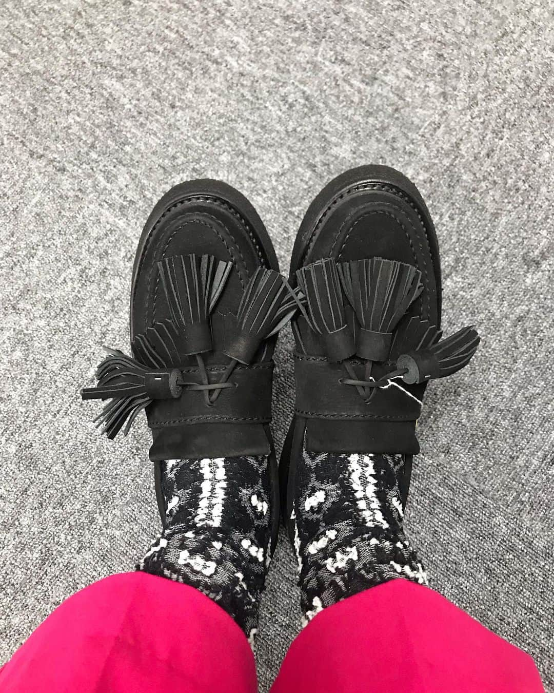 アヤメさんのインスタグラム写真 - (アヤメInstagram)「Take them @kidslovegaite #tasselloafers タッセル大きめ🖤🤍🌷 #kidslovegaite #shopping #ayamesocks #sockoftheday #shoesoftheday #ayamepeople #靴下コーデ #タッセルローファー #タッセル好き」12月2日 23時20分 - ayame_socks