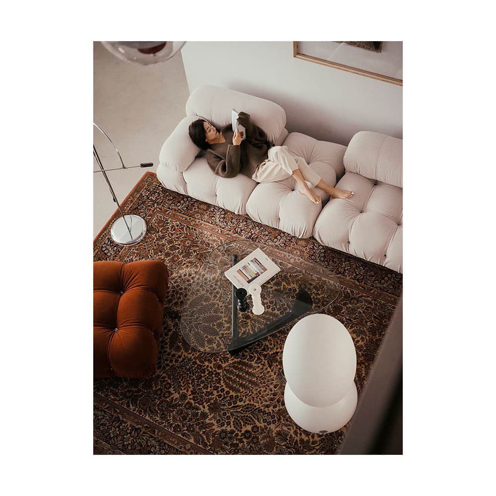 B&B Italiaさんのインスタグラム写真 - (B&B ItaliaInstagram)「“My home has always been in my favorite earth tones, but I always feel that there is a lack of brightness. Therefore, the color of my Camaleonda composition consists of three modules in light beige with one ottoman in brown, which go perfectly with the cabinet in the workspace or the carpet in the living room.” @Savislook about Camaleonda by Mario Bellini matching her home decoration style.  #bebitalia #interiordesign #Camaleonda2020」12月2日 23時31分 - bebitalia