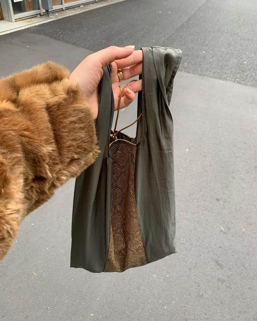 山崎まきこのインスタグラム：「朝は荷物がスカスカなこのバッグも、仕事の帰り道に、あれがないこれがないって色々買うから家着く頃にはぱんぱん。 便利で可愛くて素敵🤍 @mullerofyoshiokubo_official」