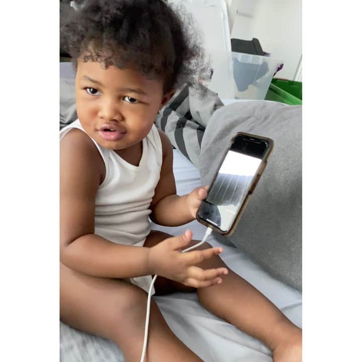 のインスタグラム：「📸 +🦆 👄 “Mmmmm, I’m cute!...I’m cute huh” @ReminisceMackenzie 🙄😂 She stay pressing somebody to open they phone so she can take pics and if u not watching she’ll post them on ya IG story🤦🏽‍♀️ Sidebar: For all the background inspectors, we are in the middle of packing, hence the storage bins and clothes everywhere 💋 Double Sidebar: I’M a background inspector 😈#RemyMa #MyBaby」
