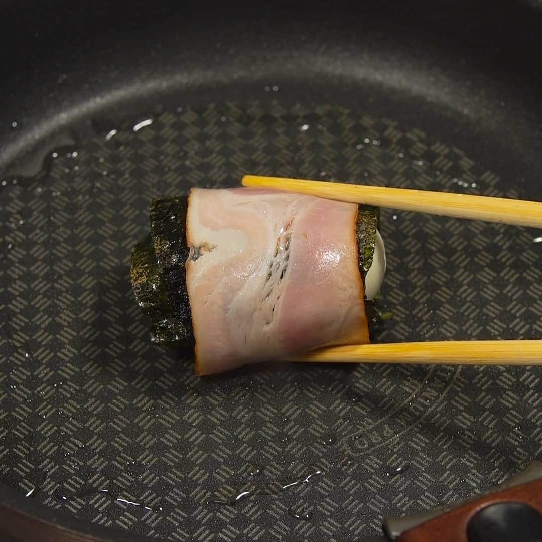 テレビ朝日「家事ヤロウ」さんのインスタグラム写真 - (テレビ朝日「家事ヤロウ」Instagram)「割りたい！エモ断グルメ『半熟卵のベーコン巻き』  ①ベーコン1枚に粒マスタード小さじ1を塗る ②味のリ1枚とバジル2枚をベーコンにのせる ③半熟卵1個をのせ空気が入らないように巻く ④フライパンにオリーブオイル小さじ１を引く ⑤中火で１分ずつ両面を焼いて完成！  ★半熟卵はコンビニで売っているゆで卵でもOK！ ★バジルとマスタードは相性抜群！ ★はがれないように巻き目を下にして焼くのがオススメ！  #家事ヤロウ #エモ断グルメ #エモ断 #バカリズム #中丸雄一 #カズレーザー」12月2日 23時26分 - kajiyarou