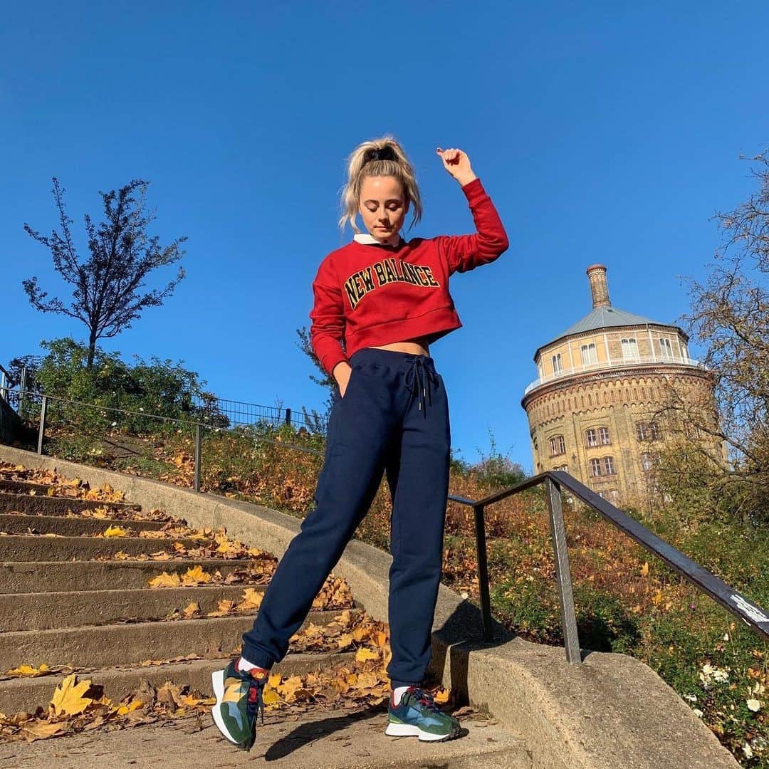 ASOSさんのインスタグラム写真 - (ASOSInstagram)「We're getting all the high school nostalgia with @asos_jana (she/her) in New Balance [Sweatshirt - 1838332, Jogger - 1838331, Exclusive 327s -1842946] 🏀👟」12月2日 23時27分 - asos