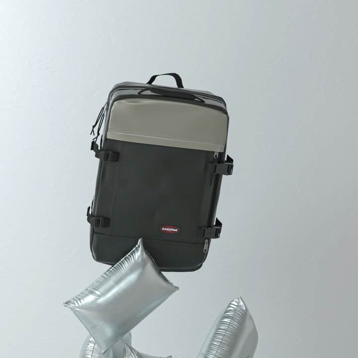 イーストパックのインスタグラム：「Get your gifting game on with the holidays just around the corner! Prepare for future adventures with our 2-in-1 Tranzpack that can be styled as a backpack or carried as a duffle bag #eastpak #builttoresist #festive #gifts #holidayseason」