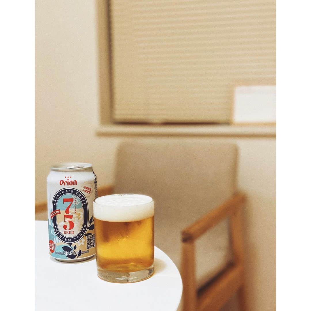 玉城翔子のインスタグラム：「待ってました 新発売のプレミアムクラフトビール Orion 75BEER WEIZEN🍺  フルーティーでかなり飲みやすいから 家飲みにもピッタリ◎ #たまきは家でも飲む派  今度ちかさん家にも差し入れしよっと←  #季節限定 #75BEER #プレミアムクラフト #オリオンビール #PR」
