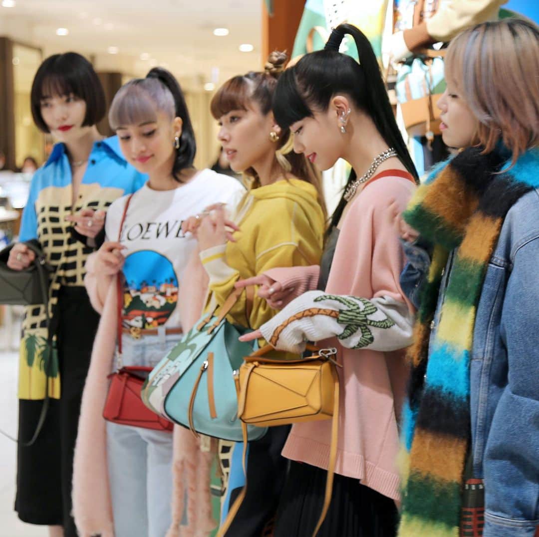 WWDジャパンさんのインスタグラム写真 - (WWDジャパンInstagram)「ニュース：「ロエベ」が伊勢丹新宿店でクリスマスに向けたポップアップ　初日にはFAKYも来場  「ロエベ（LOEWE）」は12月2〜8日、伊勢丹新宿店本店1階のザ・ステージでクリスマスに向けたポップアップストアをオープンしている。ホリデーシーズンに向けてケン・プライス（Ken Price）のアートとコラボレーションしたカプセルコレクションのほか、クリスマスギフトにぴったりなスモールレザーグッズなどをそろえる。  初日の2日には、ガールズグループのFAKYが来場。メンバーそろってポップアップの世界観を楽しんだ。  ポップアップの詳細は @wwd_jp のプロフィールのリンクから  #ロエベ#LOEWE#伊勢丹新宿店本店#ケンプライス#KenPrice#FAKY#LOEWEkenprice#hinafaky#takifaky#mikakofaky#lilfang#akinafaky」12月2日 23時36分 - wwd_jp
