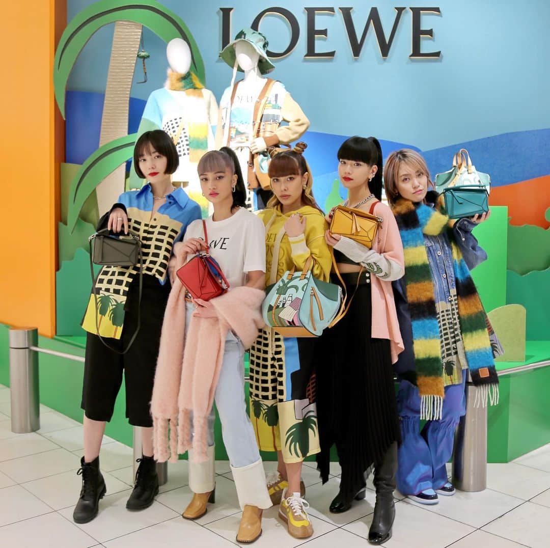 WWDジャパンさんのインスタグラム写真 - (WWDジャパンInstagram)「ニュース：「ロエベ」が伊勢丹新宿店でクリスマスに向けたポップアップ　初日にはFAKYも来場  「ロエベ（LOEWE）」は12月2〜8日、伊勢丹新宿店本店1階のザ・ステージでクリスマスに向けたポップアップストアをオープンしている。ホリデーシーズンに向けてケン・プライス（Ken Price）のアートとコラボレーションしたカプセルコレクションのほか、クリスマスギフトにぴったりなスモールレザーグッズなどをそろえる。  初日の2日には、ガールズグループのFAKYが来場。メンバーそろってポップアップの世界観を楽しんだ。  ポップアップの詳細は @wwd_jp のプロフィールのリンクから  #ロエベ#LOEWE#伊勢丹新宿店本店#ケンプライス#KenPrice#FAKY#LOEWEkenprice#hinafaky#takifaky#mikakofaky#lilfang#akinafaky」12月2日 23時36分 - wwd_jp